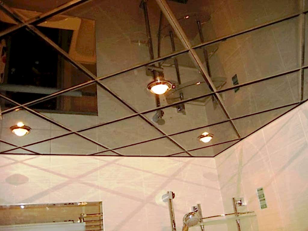 зеркальный потолок в ванной комнате 