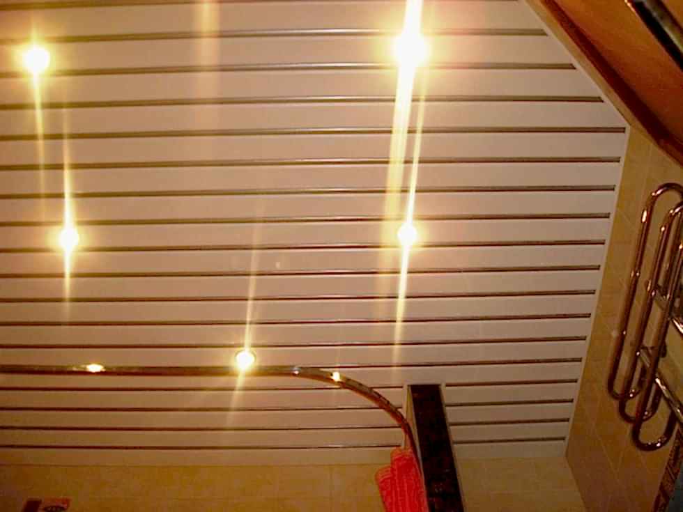 Реечный потолок в ванной комнате 